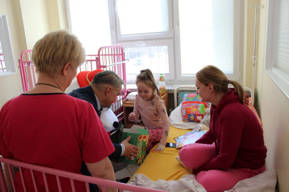 Marshall odwiedził małych pacjentów - zdjęcie 13