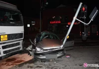 Zderzenie TIR-a z osobowym peugeotem - zdjęcie główne