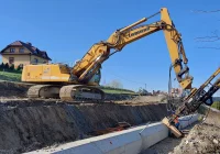 W gruncie już 49 gwoździ, wbiją jeszcze 96 betonowych pali  - zdjęcie główne