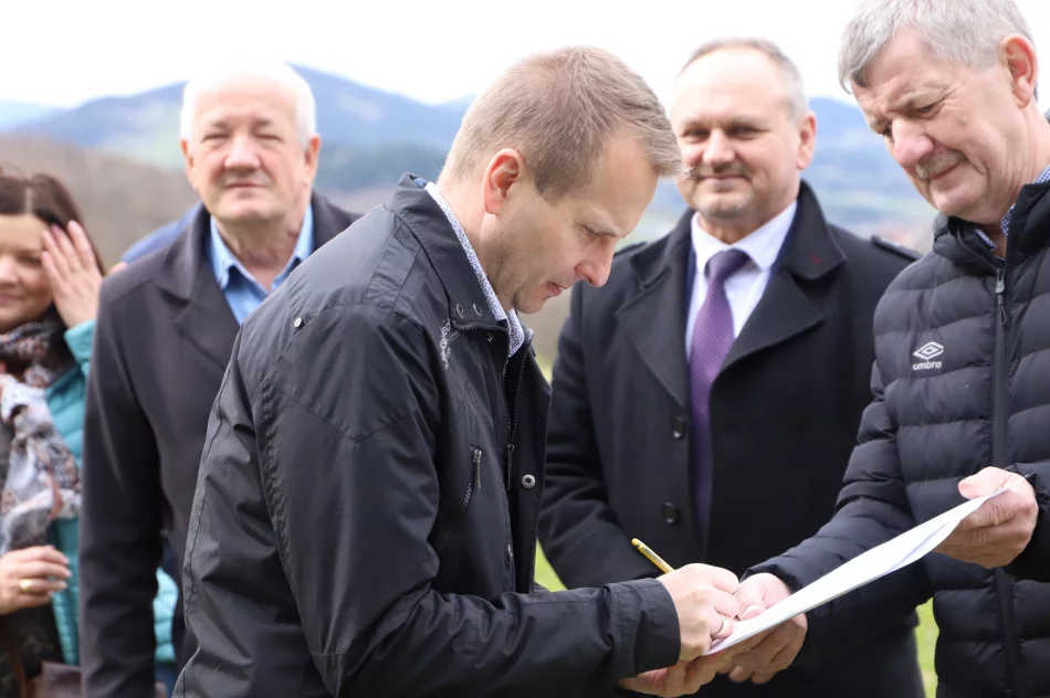 Rozpoczęcie prac przy budowie chodnika w Pasierbcu - zdjęcie 12