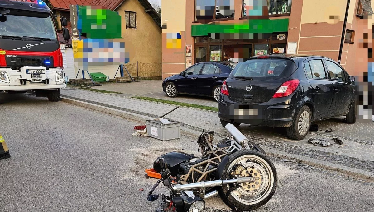 Zderzenie motocykla i samochodu/fot.: OSP Dobra