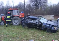 Wyprzedzając zderzyła się z ciągnikiem - zdjęcie główne