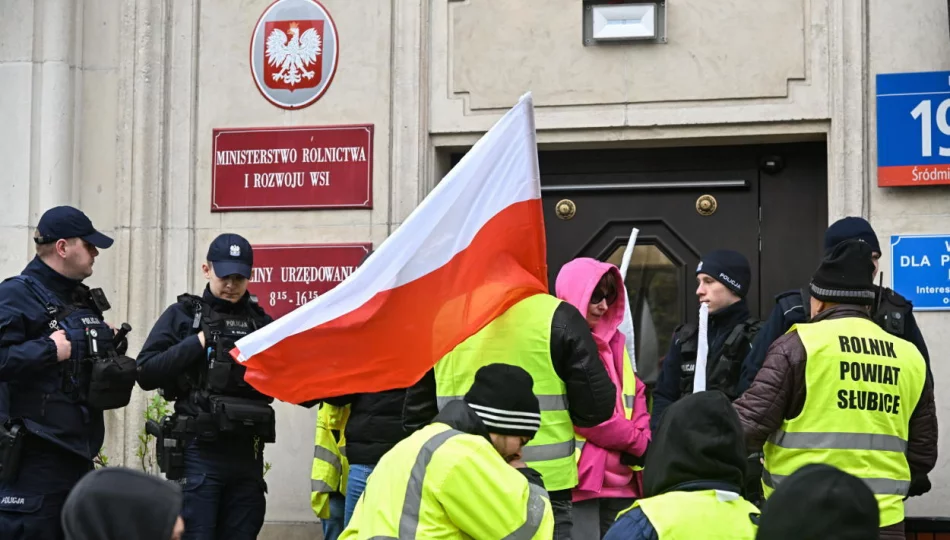 Rolnicy w budynku ministerstwa; oficjalnych rozmów obecnie nie ma - zdjęcie 1