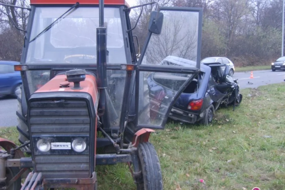 Wyprzedzając zderzyła się z ciągnikiem - zdjęcie 3