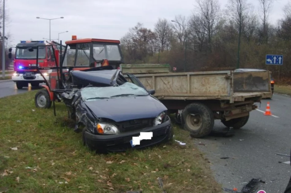 Wyprzedzając zderzyła się z ciągnikiem - zdjęcie 4