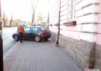 Audi stoczyło się na budynek - zdjęcie główne