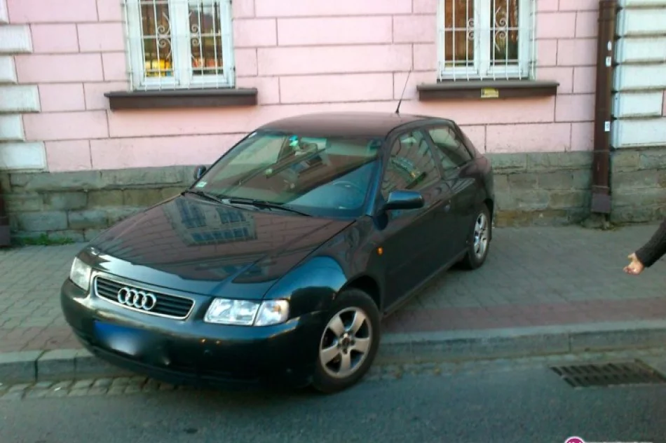 Audi stoczyło się na budynek - zdjęcie 2