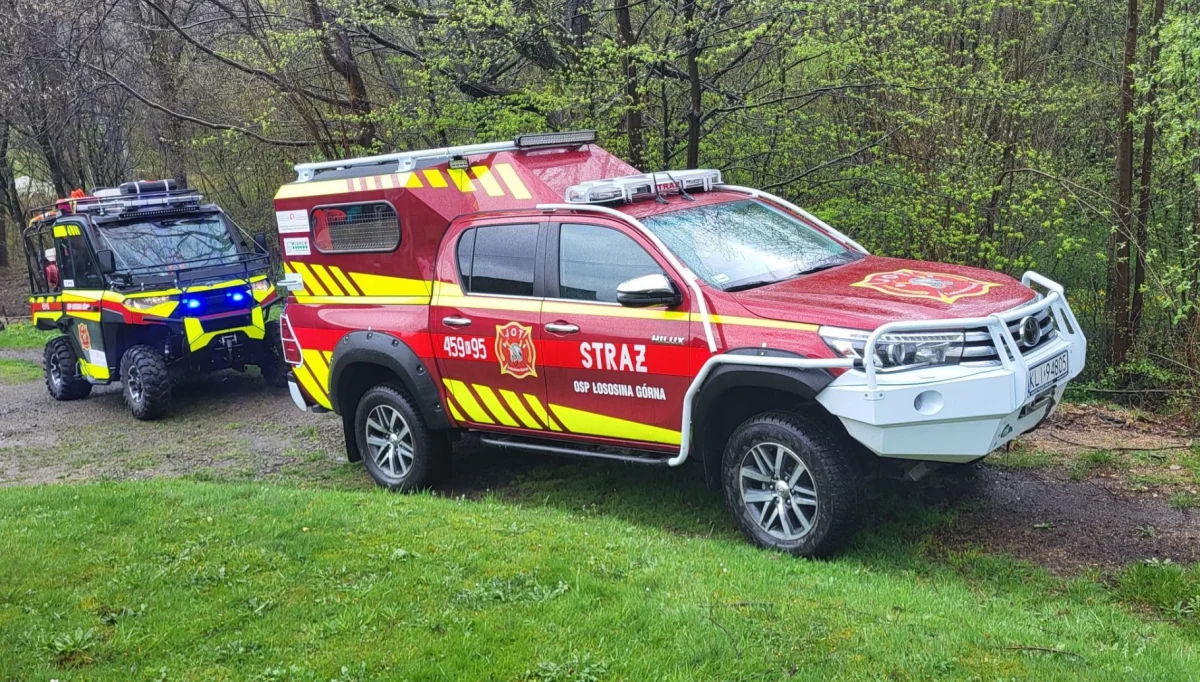 Strażacy pomogli ratownikom medycznym/fot.: OSP Łososina Górna