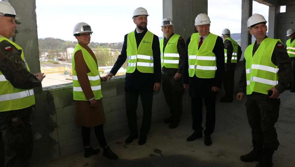 Wicepremier Minister Obrony Narodowej wizytował inwestycję budowy bazy wojskowej - zdjęcie 1