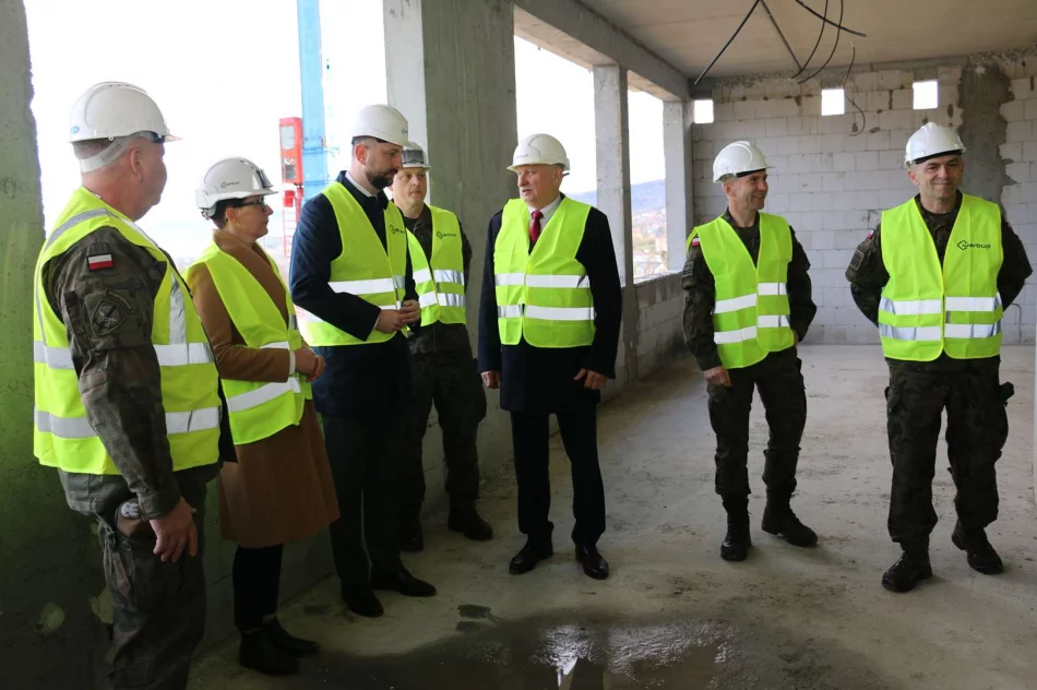 Wicepremier Minister Obrony Narodowej wizytował inwestycję budowy bazy wojskowej - zdjęcie 2