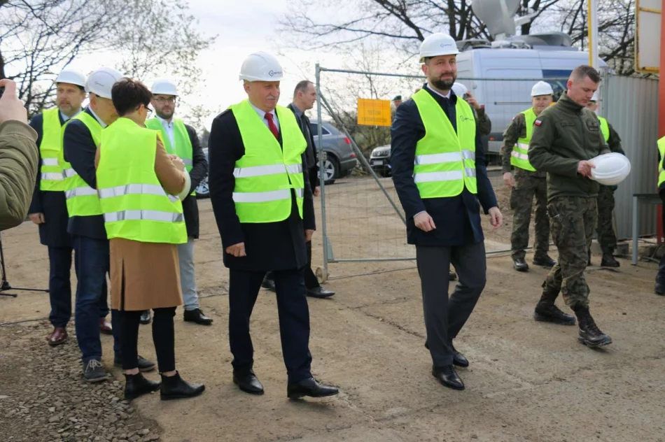 Wicepremier Minister Obrony Narodowej wizytował inwestycję budowy bazy wojskowej - zdjęcie 3