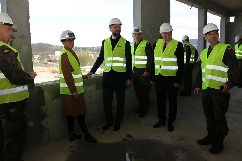 Wicepremier Minister Obrony Narodowej wizytował inwestycję budowy bazy wojskowej - zdjęcie 7