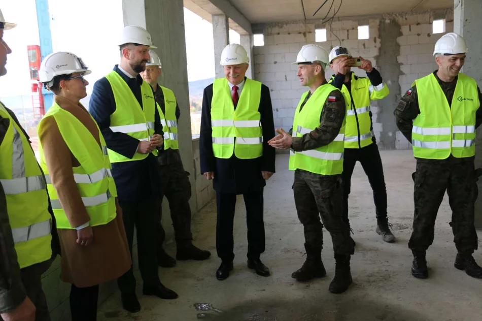 Wicepremier Minister Obrony Narodowej wizytował inwestycję budowy bazy wojskowej - zdjęcie 8