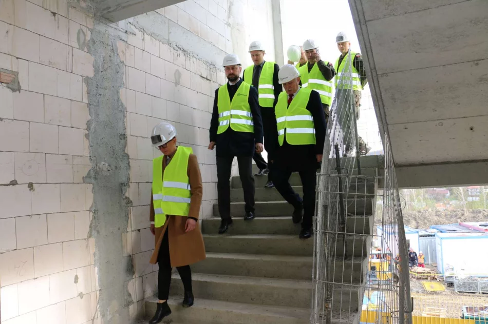 Wicepremier Minister Obrony Narodowej wizytował inwestycję budowy bazy wojskowej - zdjęcie 9