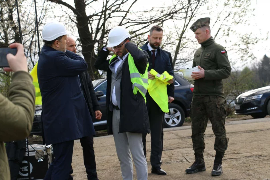 Wicepremier Minister Obrony Narodowej wizytował inwestycję budowy bazy wojskowej - zdjęcie 13
