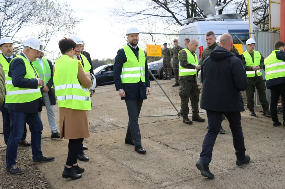 Wicepremier Minister Obrony Narodowej wizytował inwestycję budowy bazy wojskowej - zdjęcie 14