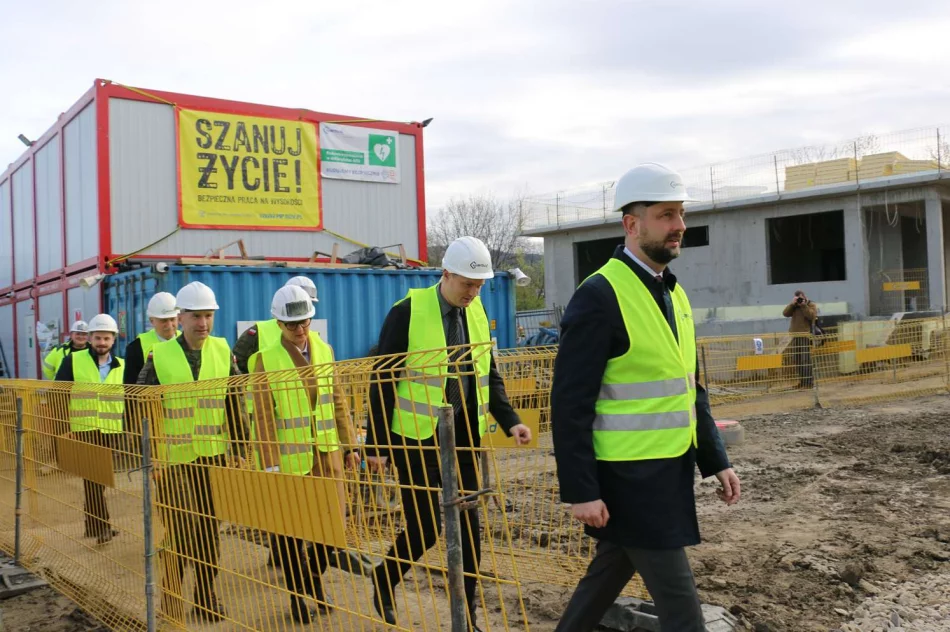 Wicepremier Minister Obrony Narodowej wizytował inwestycję budowy bazy wojskowej - zdjęcie 18