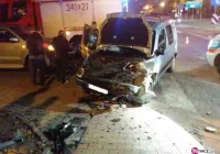 Zderzenie trzech samochodów na drodze krajowej - zdjęcie główne