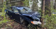 Jaguar uderzył w drzewo, kierowca pod wpływem alkoholu - zdjęcie 2