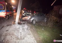 Samochód uderzył w słup - zdjęcie główne