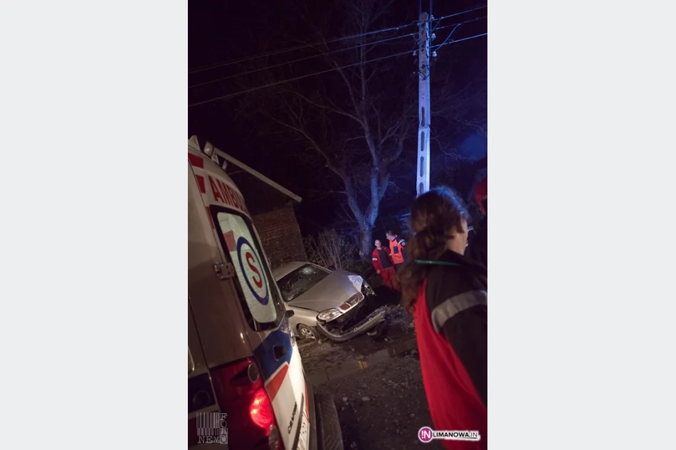 Samochód uderzył w słup - zdjęcie 2
