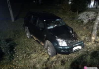 Zjechał z drogi i uderzył w drzewa - zdjęcie główne