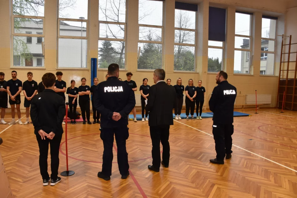 Policyjny test dla uczniów mundurowej klasy - zdjęcie 2