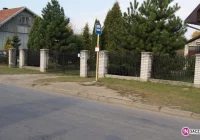 Czekają na autobus grzęznąc w błocie - zdjęcie główne