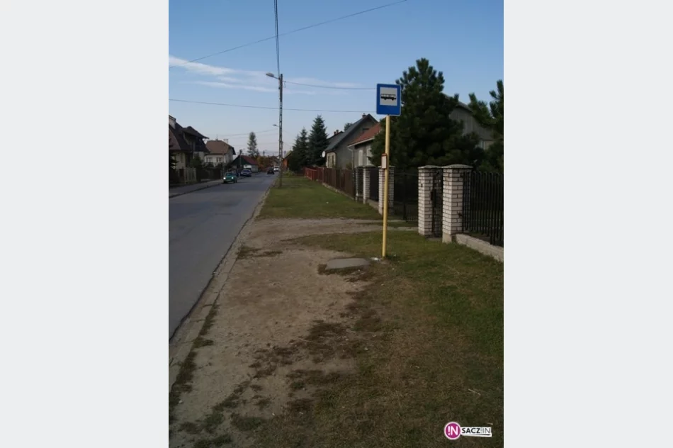 Czekają na autobus grzęznąc w błocie - zdjęcie 2