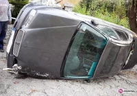 Wypadł z drogi i uderzył w ogrodzenie - zdjęcie główne