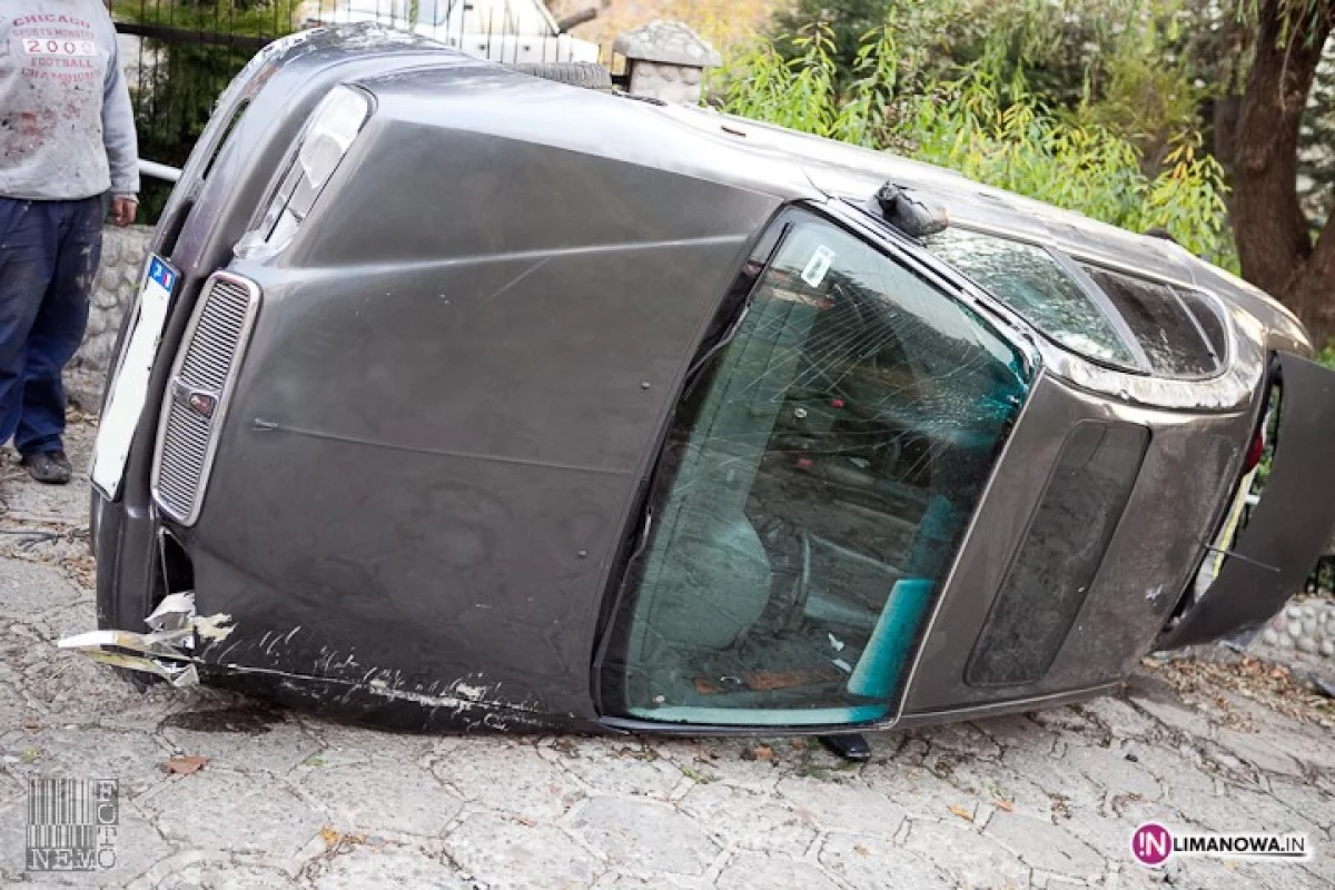 Wypadł z drogi i uderzył w ogrodzenie