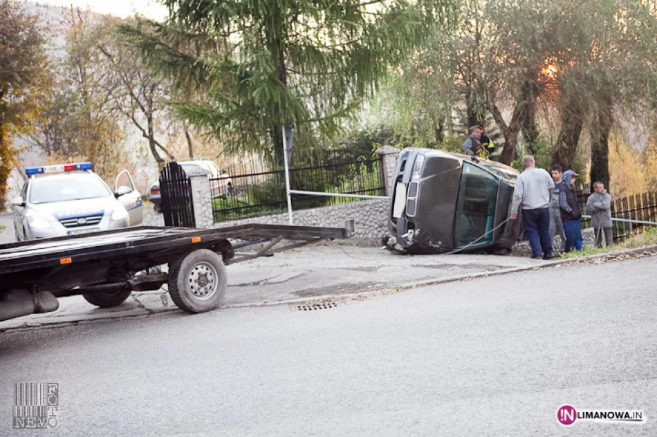 Wypadł z drogi i uderzył w ogrodzenie - zdjęcie 4