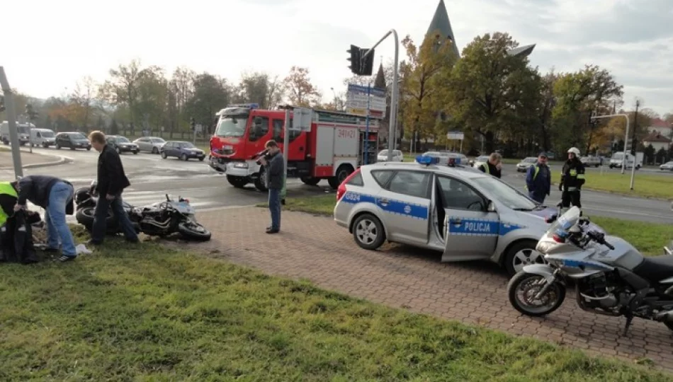 Policyjny motocykl zderzył się z samochodem - zdjęcie 1