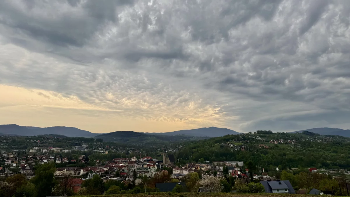 Chłodny weekend i deszczowa ofensywa [PROGNOZA]