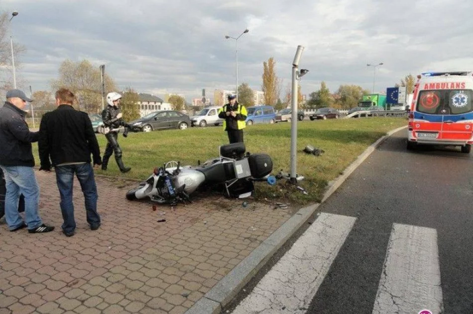 Policyjny motocykl zderzył się z samochodem - zdjęcie 3