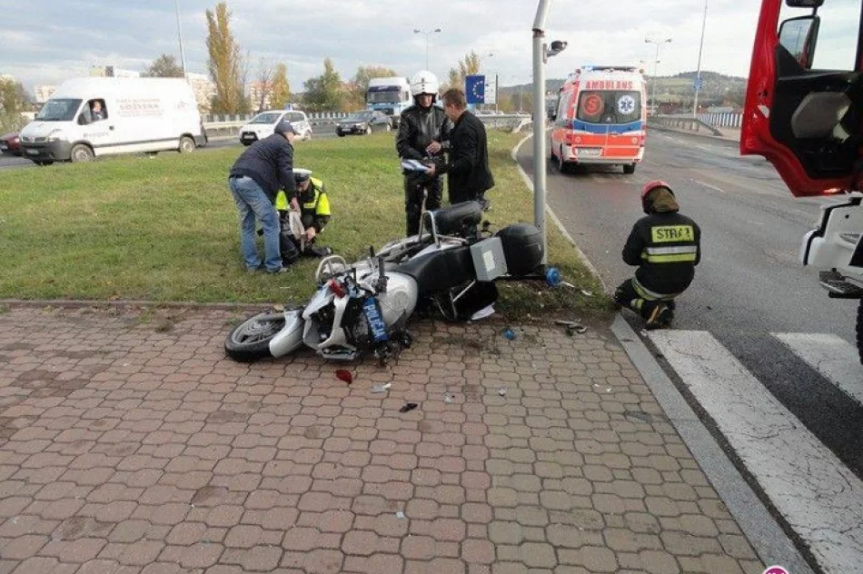 Policyjny motocykl zderzył się z samochodem - zdjęcie 4