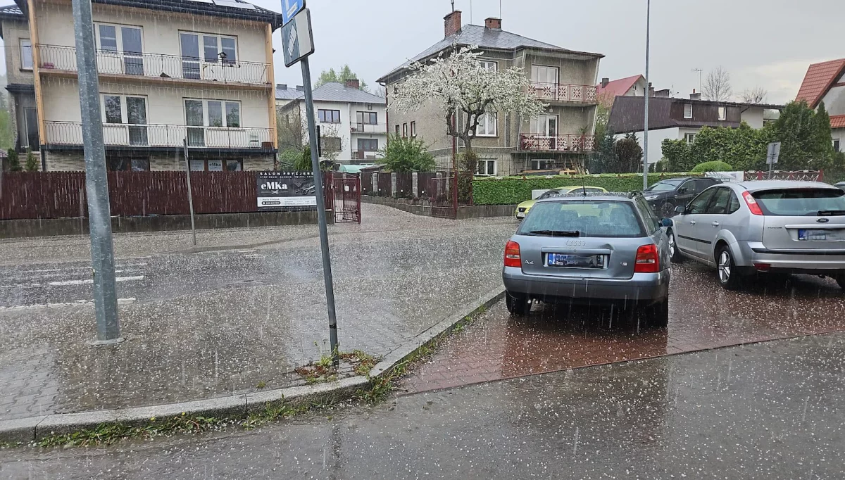 Na zdjęciu opady gradu w Limanowej - dziś rano 