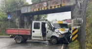 Zderzenie dostawczaków pod wiaduktem, droga zablokowana - zdjęcie 2