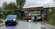 Zderzenie dostawczaków pod wiaduktem, droga zablokowana - zdjęcie 4