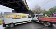 Zderzenie dostawczaków pod wiaduktem, droga zablokowana - zdjęcie 5