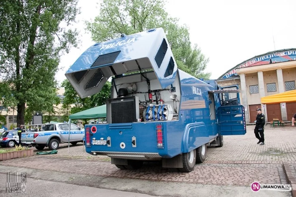 Mecz: Ponad 200 policjantów i 'tajfun' - zdjęcie 2