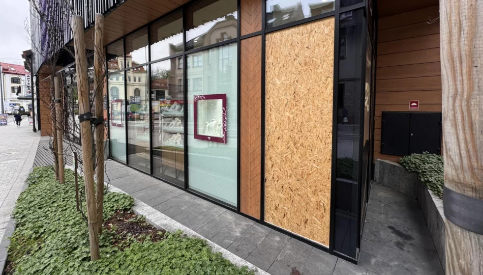 Próba włamania do galerii w centrum Limanowej - zdjęcie 1