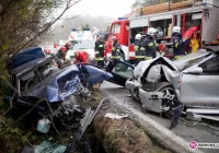 Czołowe zderzenie samochodów - zdjęcie główne