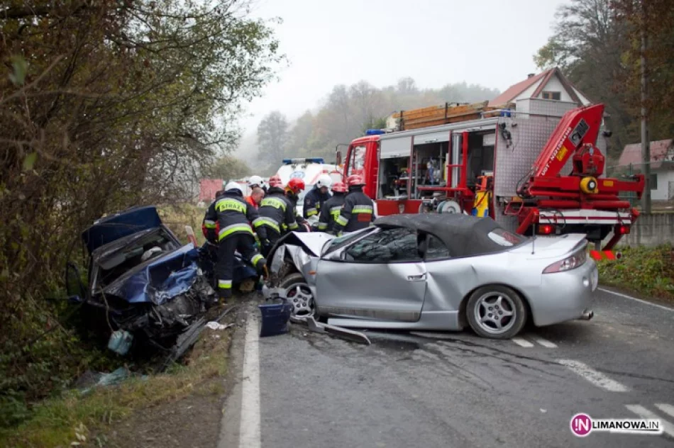 Czołowe zderzenie samochodów - zdjęcie 2