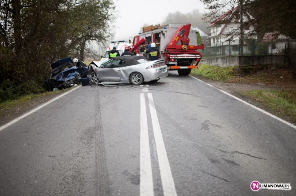 Czołowe zderzenie samochodów - zdjęcie 3