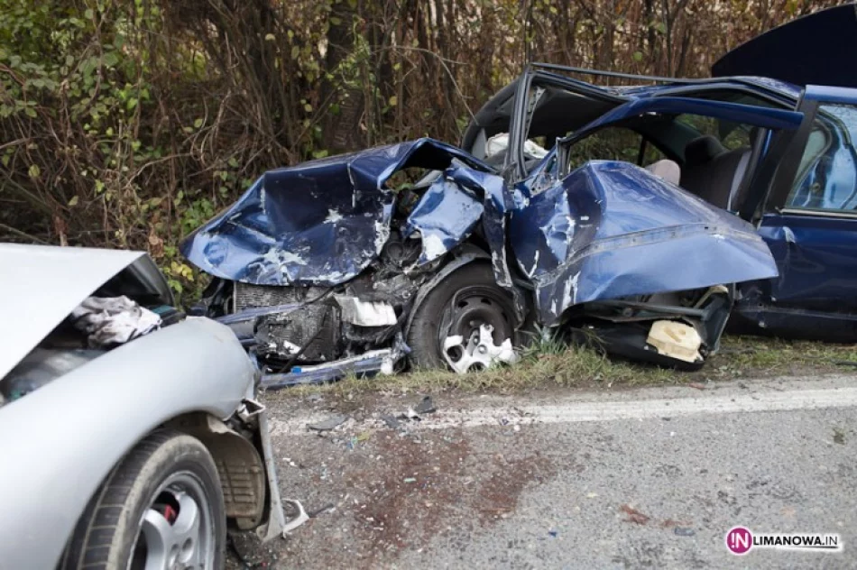 Czołowe zderzenie samochodów - zdjęcie 4