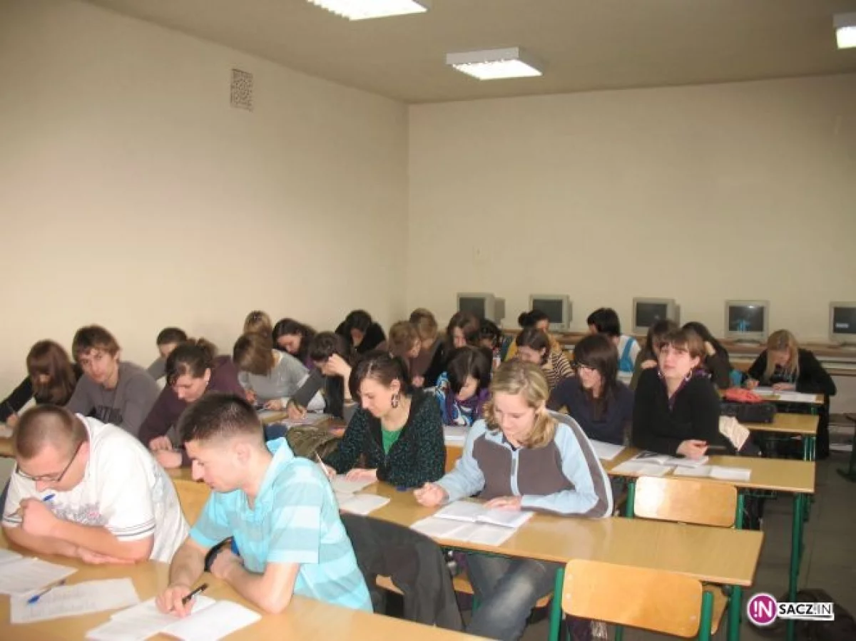 Uczelnia wciąż bez umów ze studentami