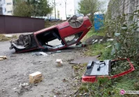 Przewrócony samochód 'atrakcją' osiedlową - zdjęcie główne