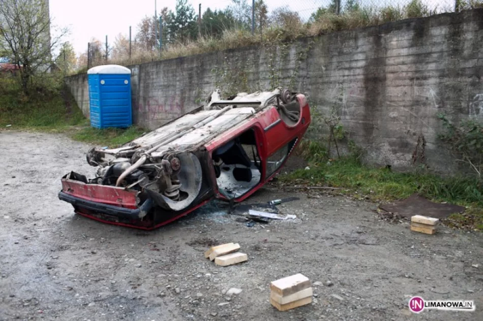 Przewrócony samochód 'atrakcją' osiedlową - zdjęcie 2