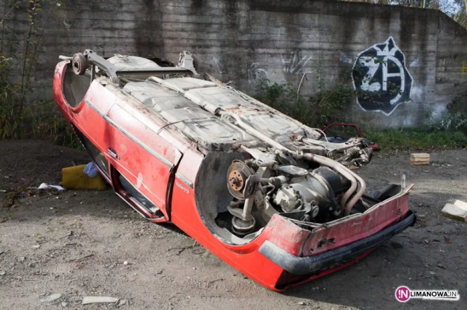 Przewrócony samochód 'atrakcją' osiedlową - zdjęcie 3